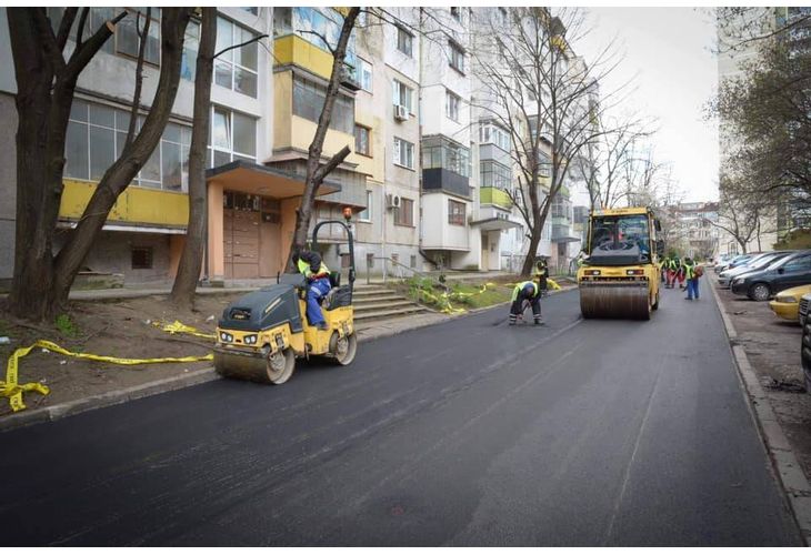 Паркингът пред бл. 39 – 43 на ул. "Искър" в кв. "Аспарухово" Паркингът пред бл. 39 – 43 на ул. "Искър" в кв. "Аспарухово"